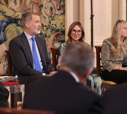 Su Majestad el Rey conversa con los asistentes a la audiencia